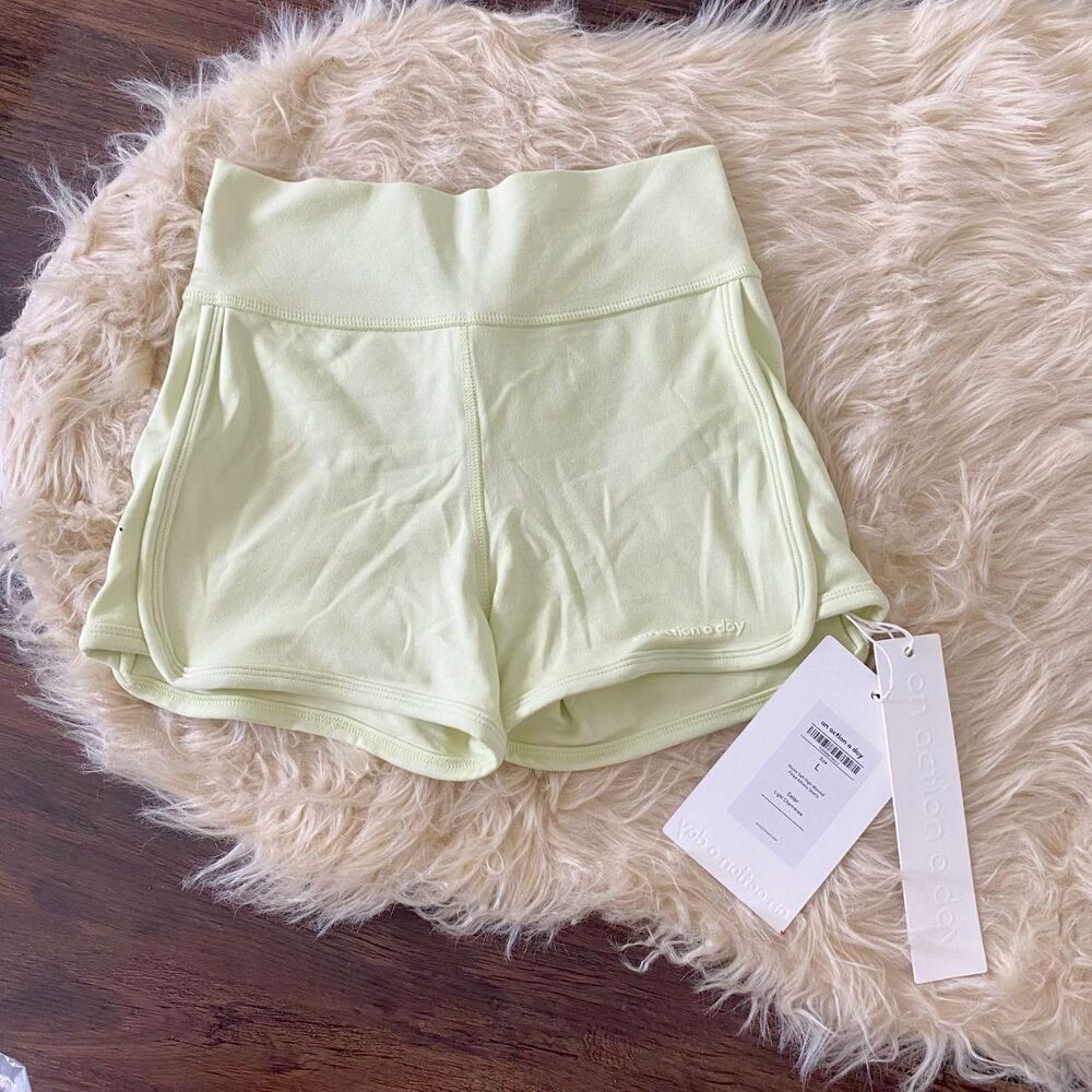 NWT Nicole Soft High-Waisted Fitted Athletic Shorts Bike Short Light Chartreuse